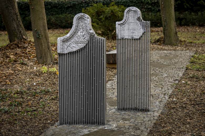 Zmizelé náhrobky na židovském hřbitově v M. Hradišti připomíná symbolický pomník Zmizelé náhrobky na židovském hřbitově v M. Hradišti připomíná symbolický pomník