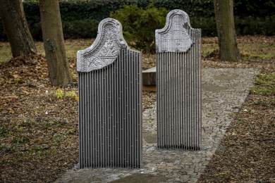 Zmizelé náhrobky na židovském hřbitově v M. Hradišti připomíná symbolický pomník