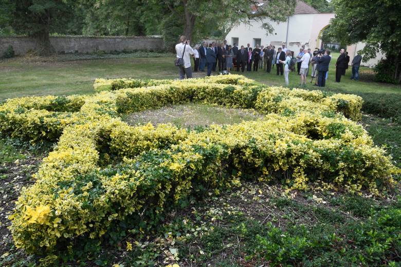 V Žatci byla odhalena pamětní deska při výročí 80 let od poválečného násilí