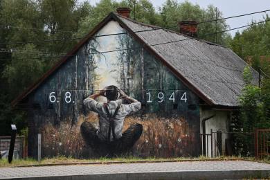 Životickou tragédi připomíná nově i velkoplošná malba na stěně domu Životickou tragédi připomíná nově i velkoplošná malba na stěně domu