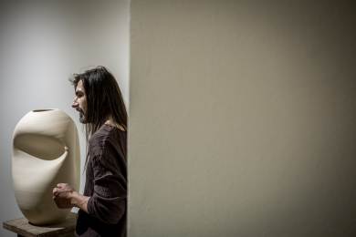 Liberecká galerie odhaluje život nádoby v dílech designéra Romana Šediny