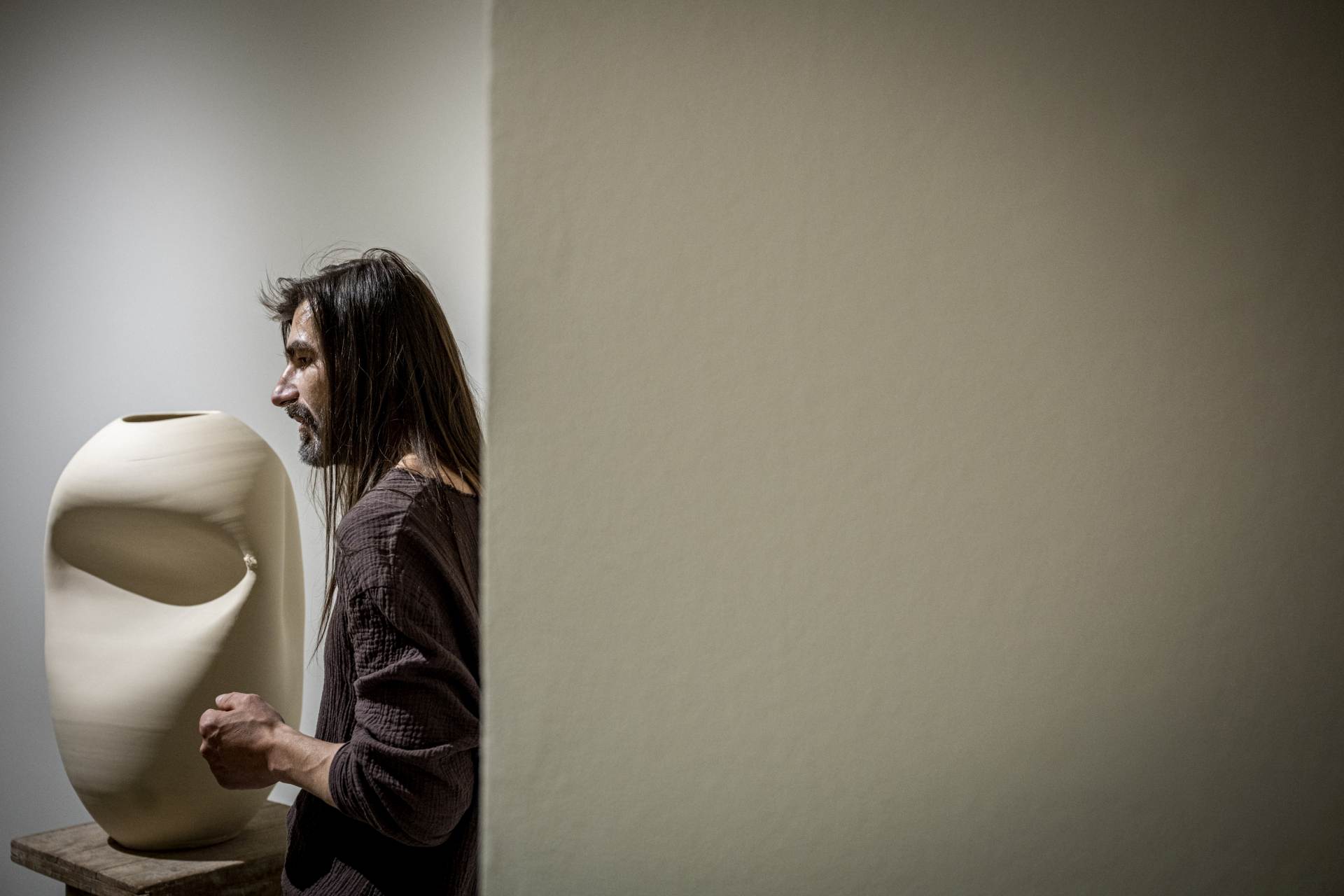 Liberecká galerie odhaluje život nádoby v dílech designéra Romana Šediny