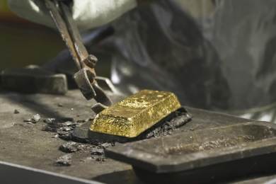 Cena zlata vzrostla na nový rekord nad 3900 USD za unci