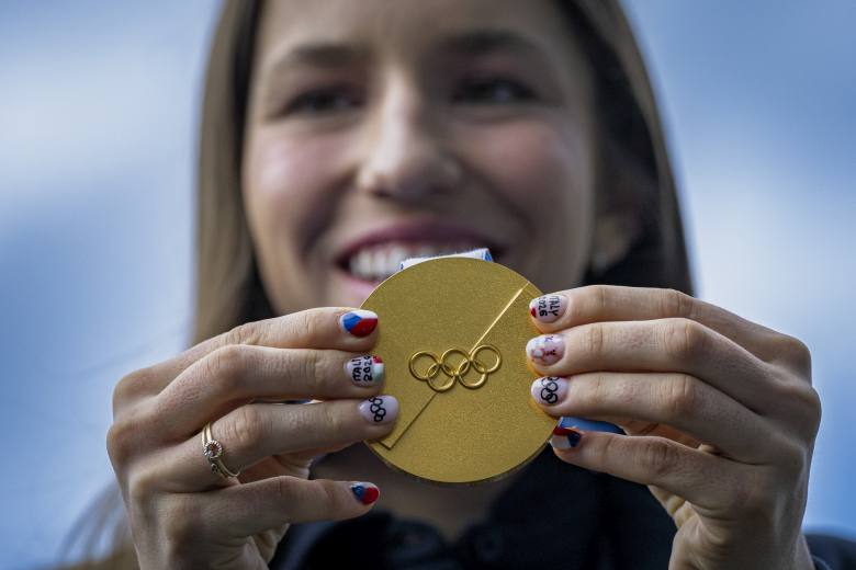 Zlatá Maděrová si zvýšený zájem zatím užívá, její medaile přežila i pád na zem