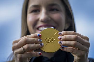 Zlatá Maděrová si zvýšený zájem zatím užívá, její medaile přežila i pád na zem