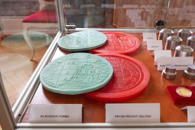 Česká národní banka vydala zlatou minci s motivy historického jádra Olomouce