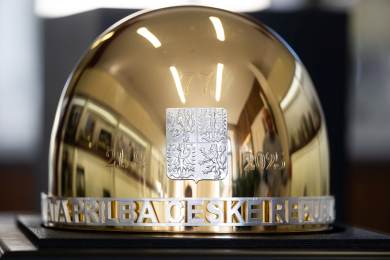 Zlatou přilbu ozdobilo šest českých granátů, jsou poctou šesti obětí závodu