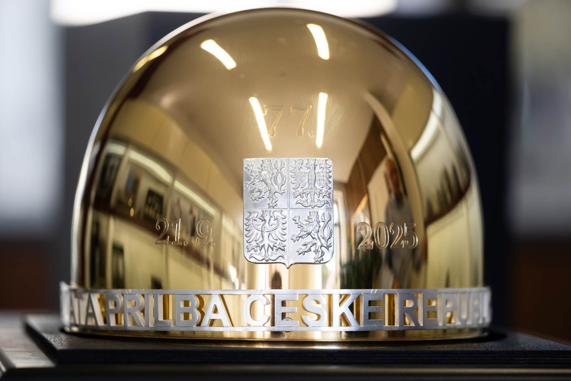 Zlatou přilbu ozdobilo šest českých granátů, jsou poctou šesti obětí závodu