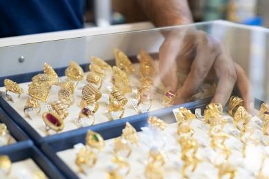 Analytici: Cena zlata, která letos překonává rekordy, zřejmě dále poroste