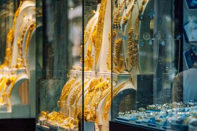 Ceny drahých kovů dál klesají, zlato ztrácí přes pět procent, stříbro přes osm