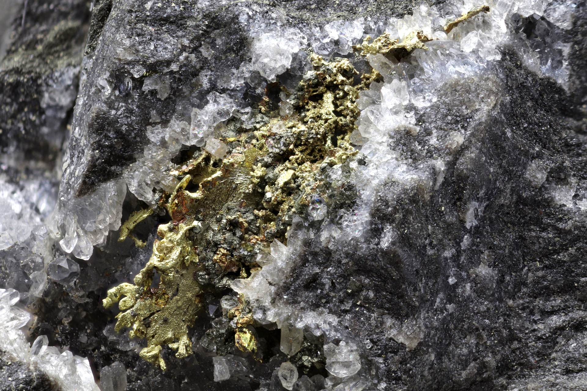 Ložiska zlata v ČR podle geologů skrývají 77 tun dostupných zásob tohoto kovu