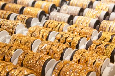 Cena zlata kvůli obavám z obchodní války poprvé překročila 2900 dolarů za unci