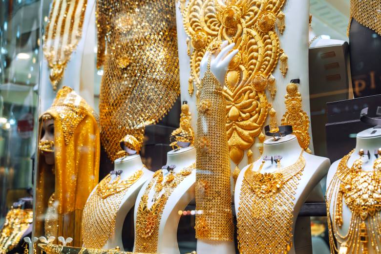 Cena zlata se vrátila nad 4900 USD a směřuje k největšímu růstu od roku 2008