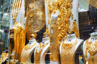 Cena zlata se vrátila nad 4900 USD a směřuje k největšímu růstu od roku 2008