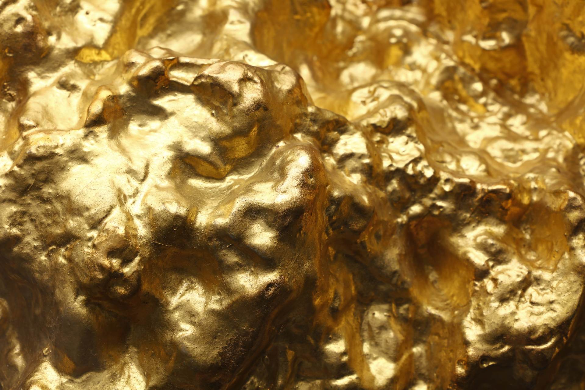 Cena zlata vzrostla na rekordních 3600 dolarů v očekávání snížení sazeb v USA