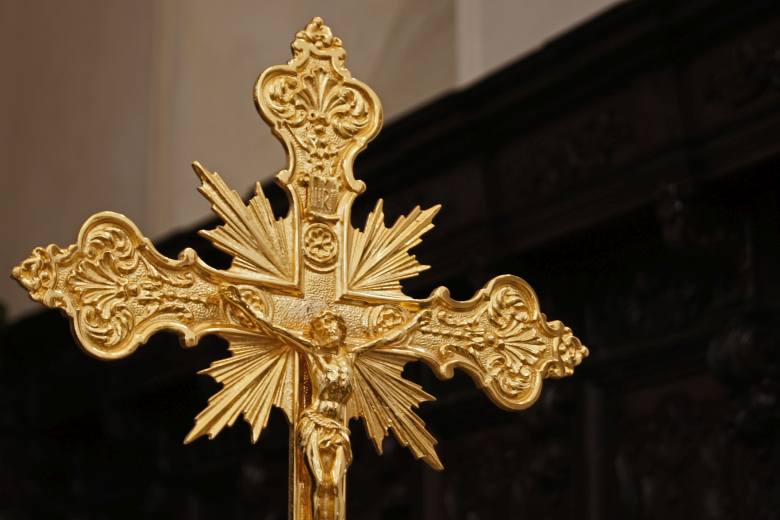 Jeptiška v Itálii ukradla zlaté votivní předměty za 80.000 eur Jeptiška v Itálii ukradla zlaté votivní předměty za 80.000 eur