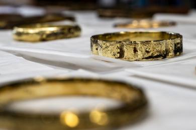 Novověký zlatý poklad z Trutnovska je pravý, hodnota zlata je přes 11 milionů Kč