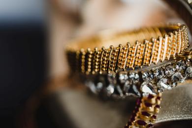 Cena zlata poprvé překonala hranici 4600 USD za unci, na rekordu je i stříbro