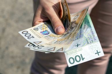 Analytici: Posilující polský zlotý zdražuje Čechům nákupy v Polsku