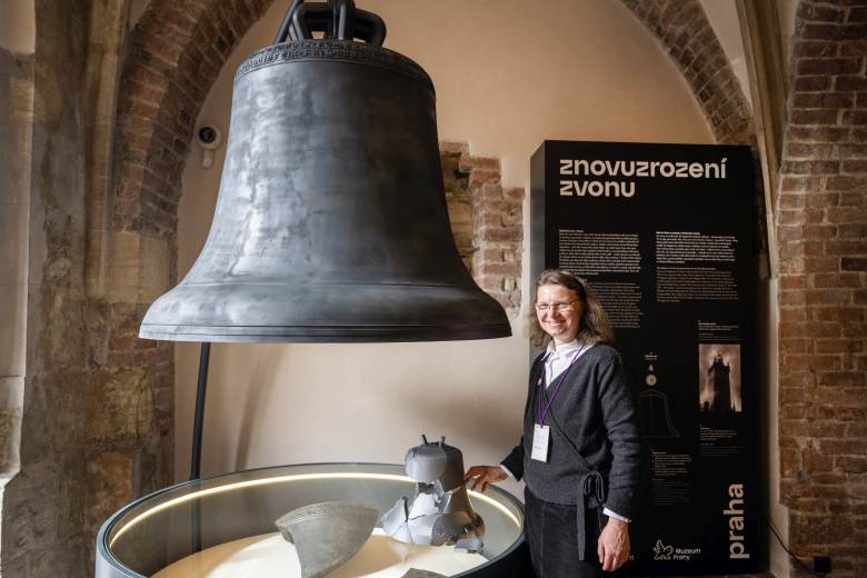 Zvon Staroměstské radnice, jehož zvuk dnes zazní, zasáhla 8. května 1945 střela Zvon Staroměstské radnice, jehož zvuk dnes zazní, zasáhla 8. května 1945 střela