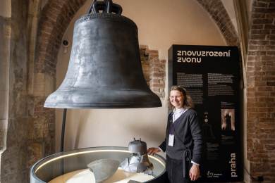 Zvon Staroměstské radnice, jehož zvuk dnes zazní, zasáhla 8. května 1945 střela Zvon Staroměstské radnice, jehož zvuk dnes zazní, zasáhla 8. května 1945 střela