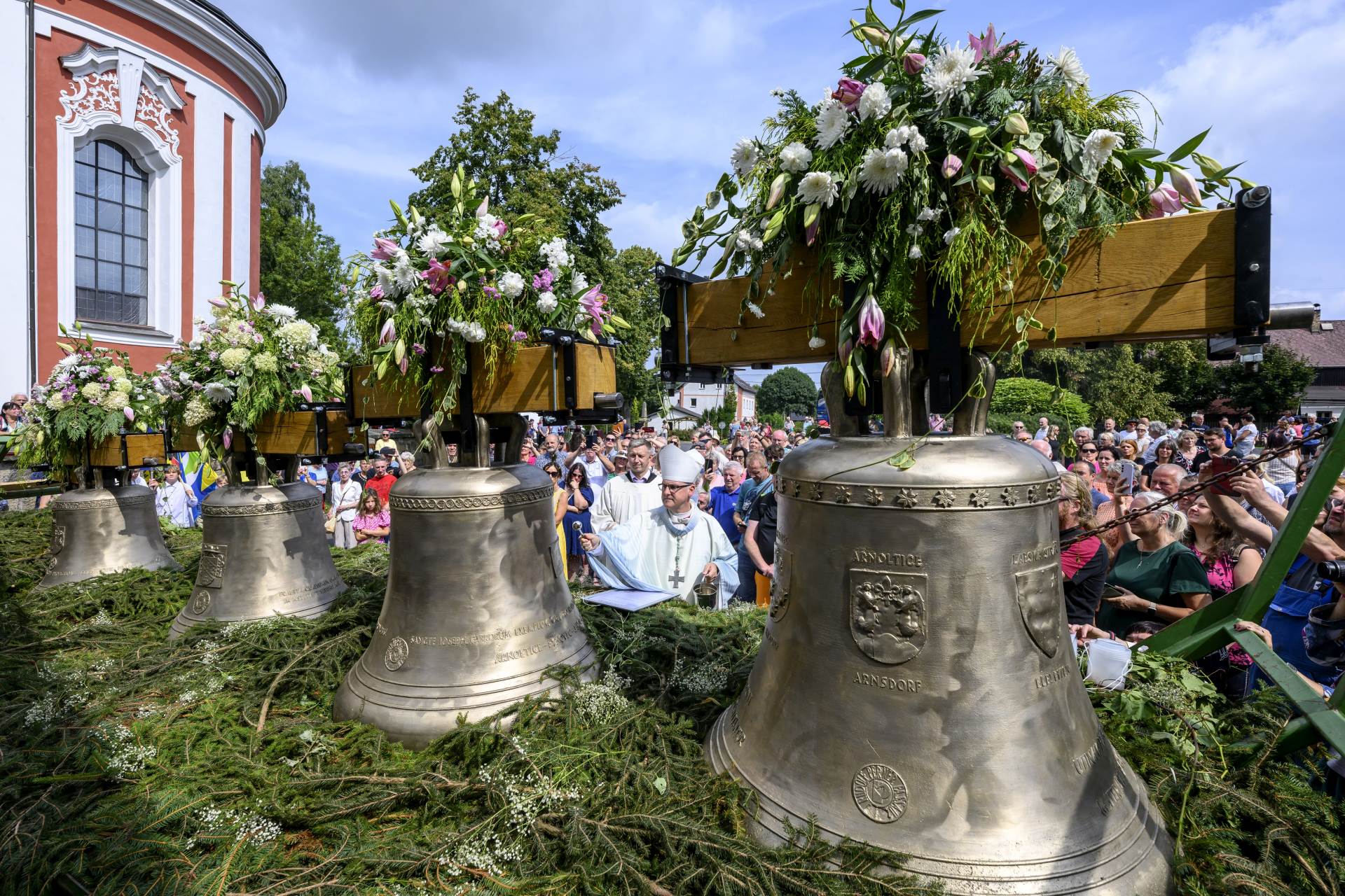 Nové zvony mířící do kostela v Arnolticích na Děčínsku přilákaly dav lidí